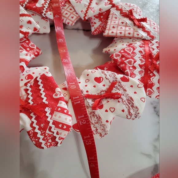 Valentine's Day Wreath & Home is Where the Heart Is figure - Picture 14 of 16